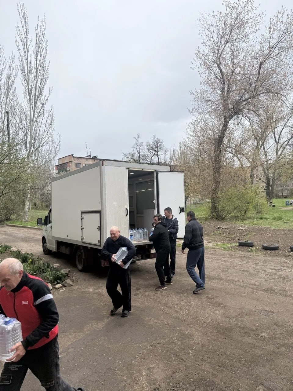 Роман Конев: 14 мая 2026 года депутат Горловского городского совета от «Единой России» Алексей Костин осуществил адресный подвоз воды