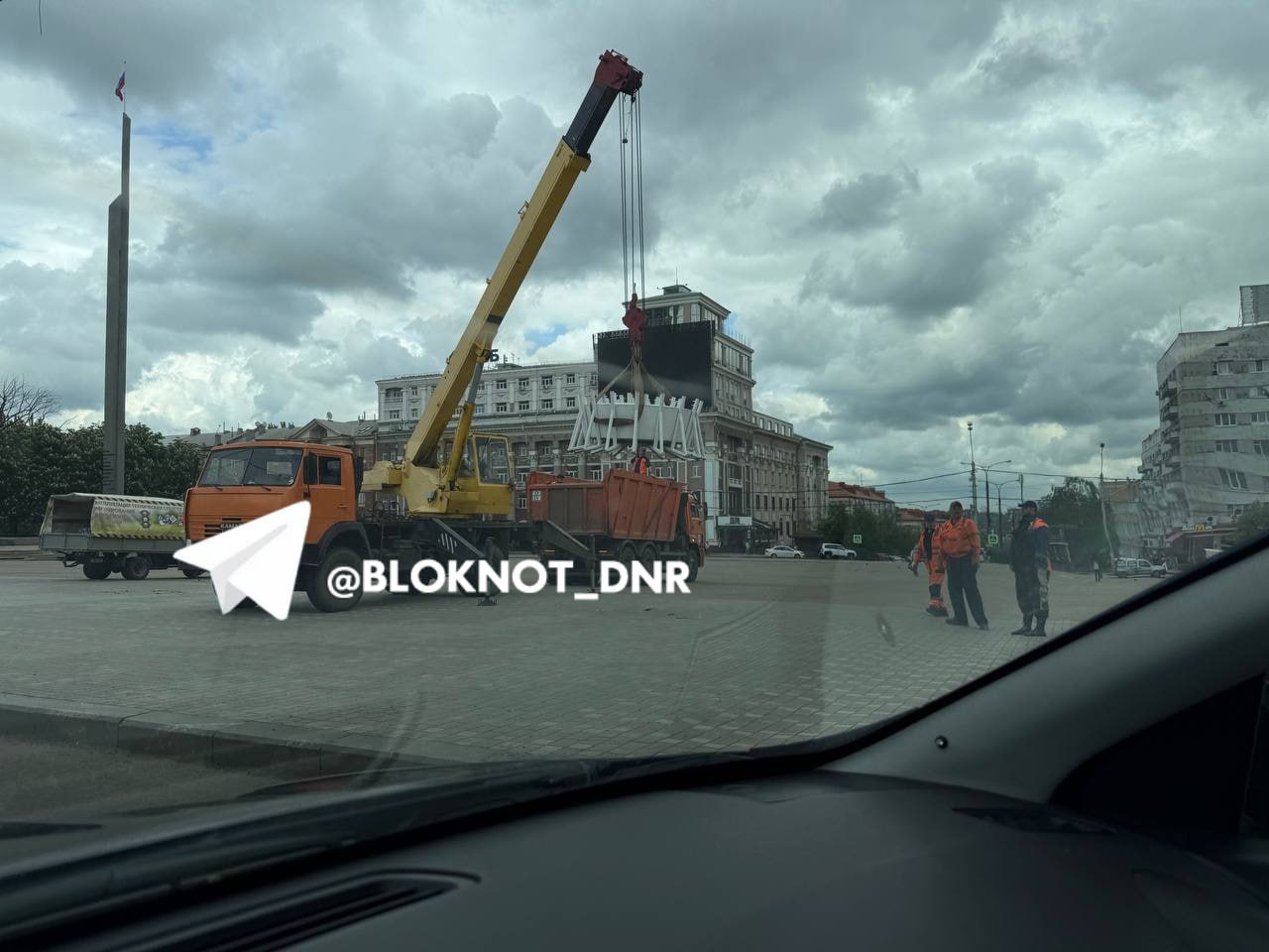 На площади Ленина в Донецке убрали украшения ко Дню Победы и Дню ДНР