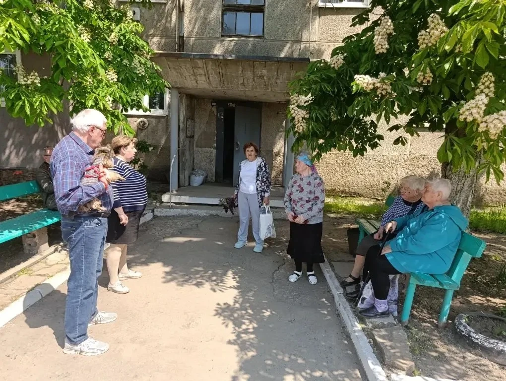 Начальник Зугрэсского территориального отдела Наталья Марушка провела встречу с жителями в городе Зугрэс, по улице Ленинградская