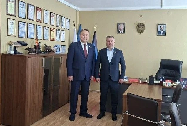 По приглашению Донецкого городского совета наш город с рабочим визитом посетили коллеги по законодательной работе из Якутска — председатель Якутской городской Думы Альберт Семенов и сопровождающее лицо Алексей Гаврильев
