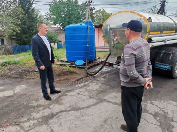 Депутат Торезского городского совета Иван Масленников проконтролировал подвоз воды в ранее установленную емкость по ул. Волховская
