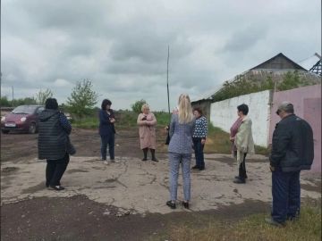 Встреча с населением. 14 мая заместитель начальника управления по обеспечению деятельности территорий администрации городского округа Енакиево Татьяна Багно провела встречу с жителями посёлка Каменка