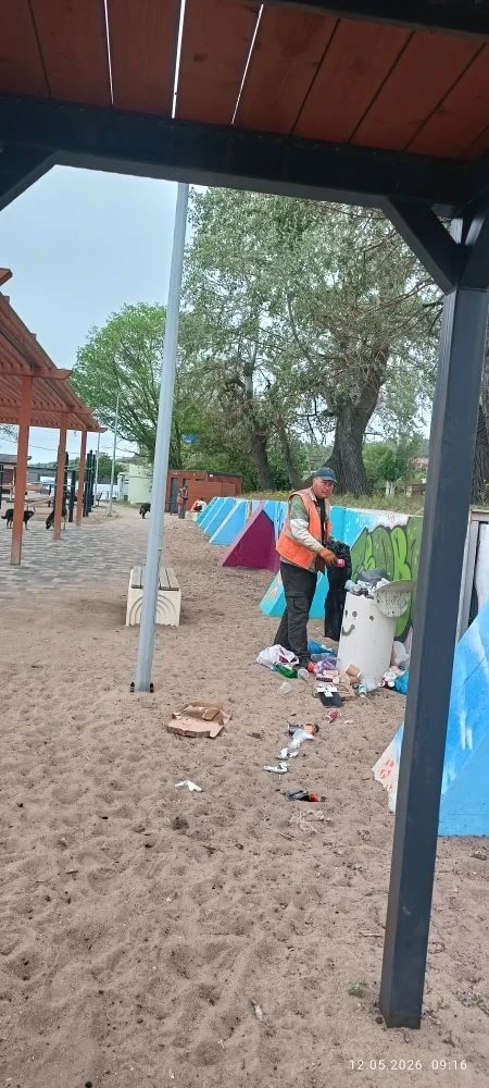 Коммунальщики наводят порядок на городских пляжах Коммунальщики наводят порядок на городских пляжах