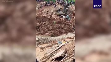 В Индонезии из-за схода оползня погибли девять человек, сообщило агентство Xinhua со ссылкой на данные полиции