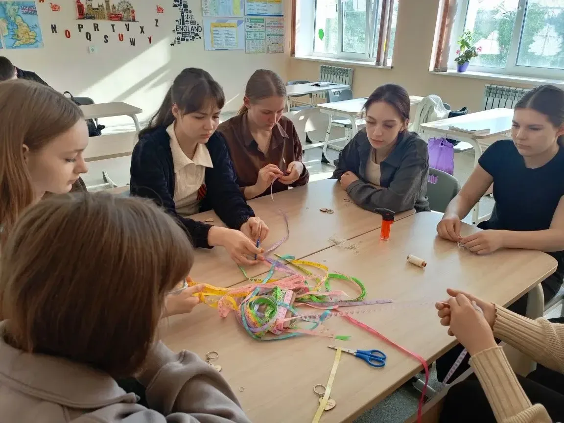 Школьники из ДНР и Яр-Сале создали аксессуары к Международному дню семьи Школьники из ДНР и Яр-Сале создали аксессуары к Международному дню семьи