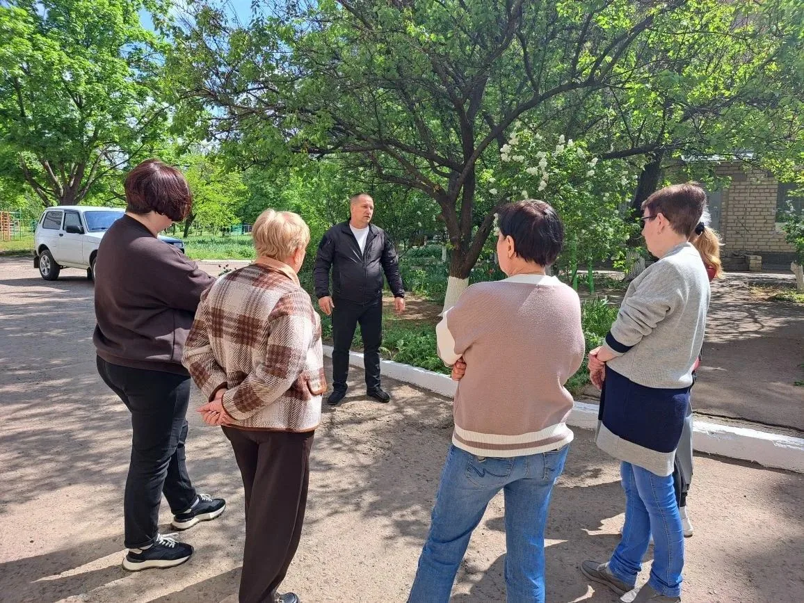 Сегодня, 15.05.2026, заместитель главы администрации городского округа Дебальцево Валерий Иванович Бессараб провел встречу с населением в городе Светлодарск