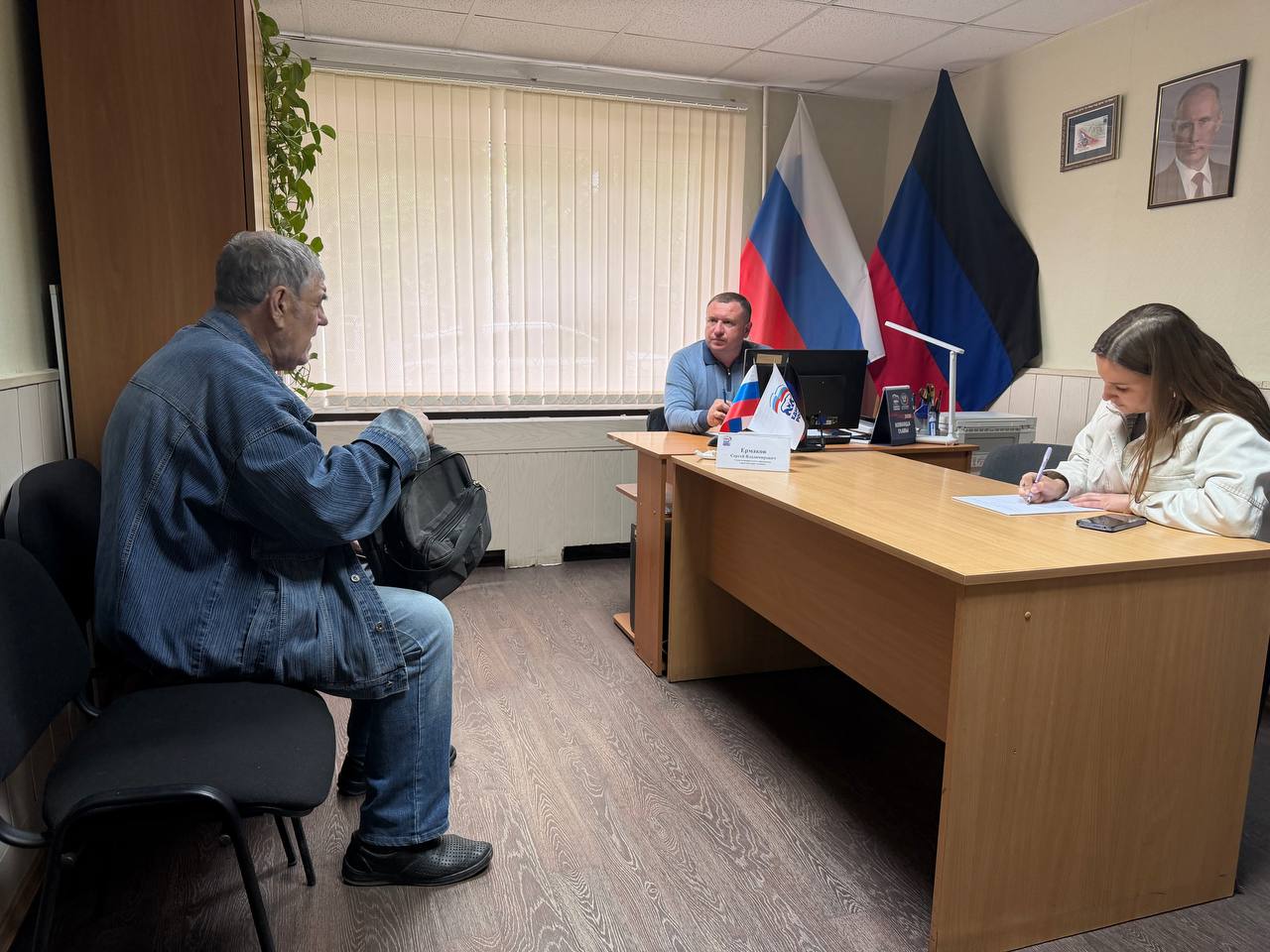 Приём граждан в общественной приёмной партии "Единая Россия" города Снежное Приём граждан в общественной приёмной партии "Единая Россия" города Снежное