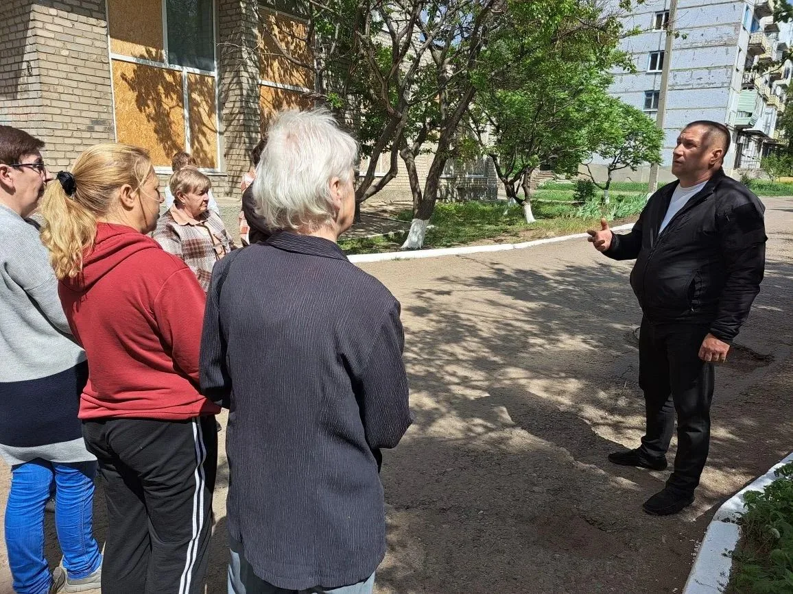 Сегодня, 15.05.2026, заместитель главы администрации городского округа Дебальцево Валерий Иванович Бессараб провел встречу с населением в городе Светлодарск Сегодня, 15.05.2026, заместитель главы администрации городского округа Дебальцево Валерий Иванович Бессараб провел встречу с населением в городе Светлодарск
