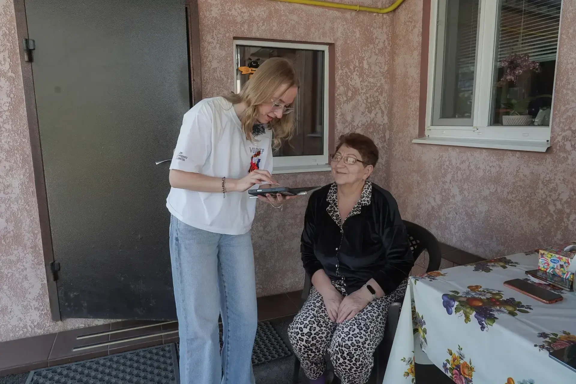 Нижегородские волонтеры помогли проголосовать жителям Харцызска за объекты благоустройства