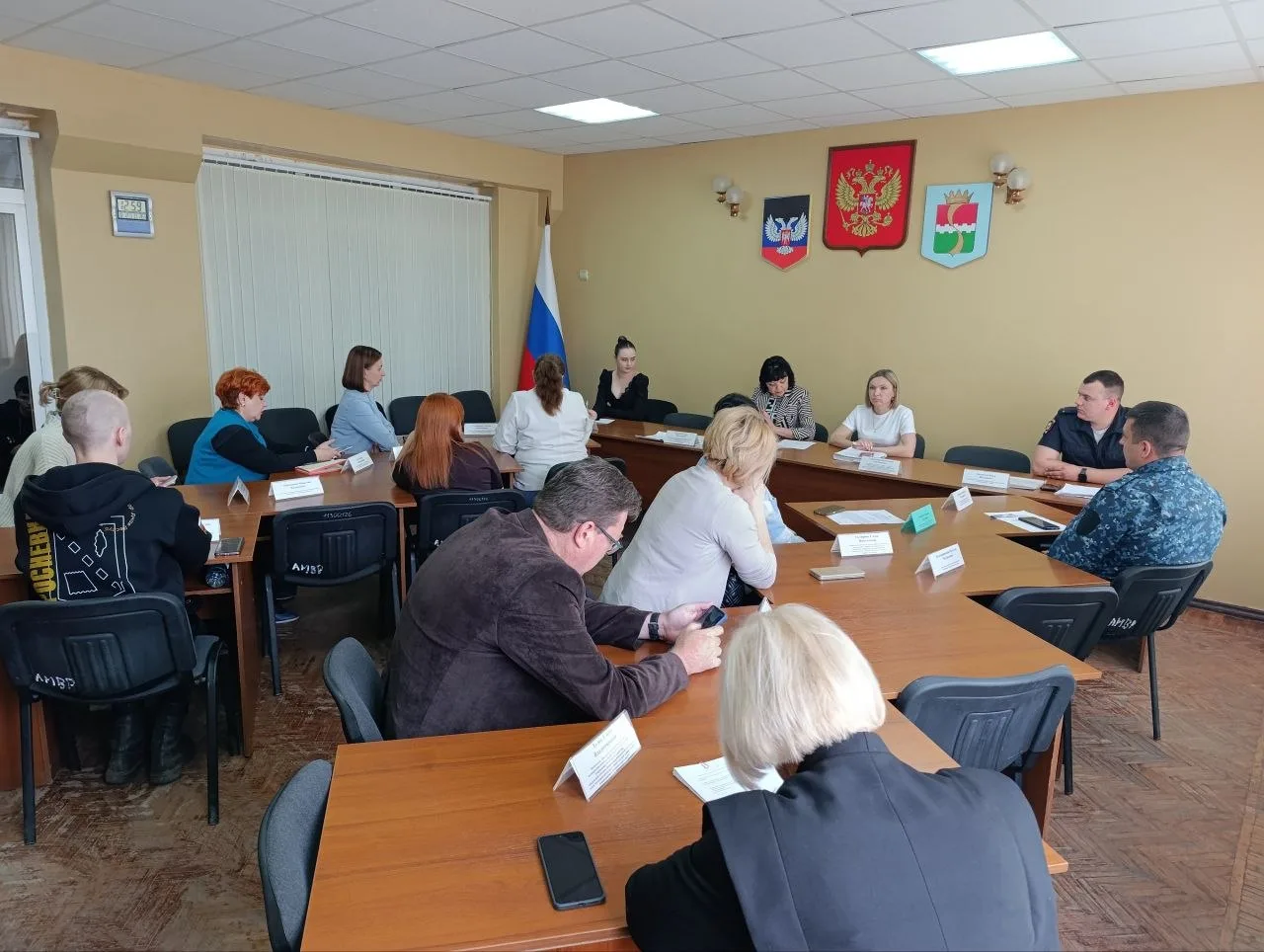 В администрации Амвросиевского муниципального округа состоялось очередное заседание комиссии по делам несовершеннолетних и защите их прав под председательством Крюковой Елены Николаевны