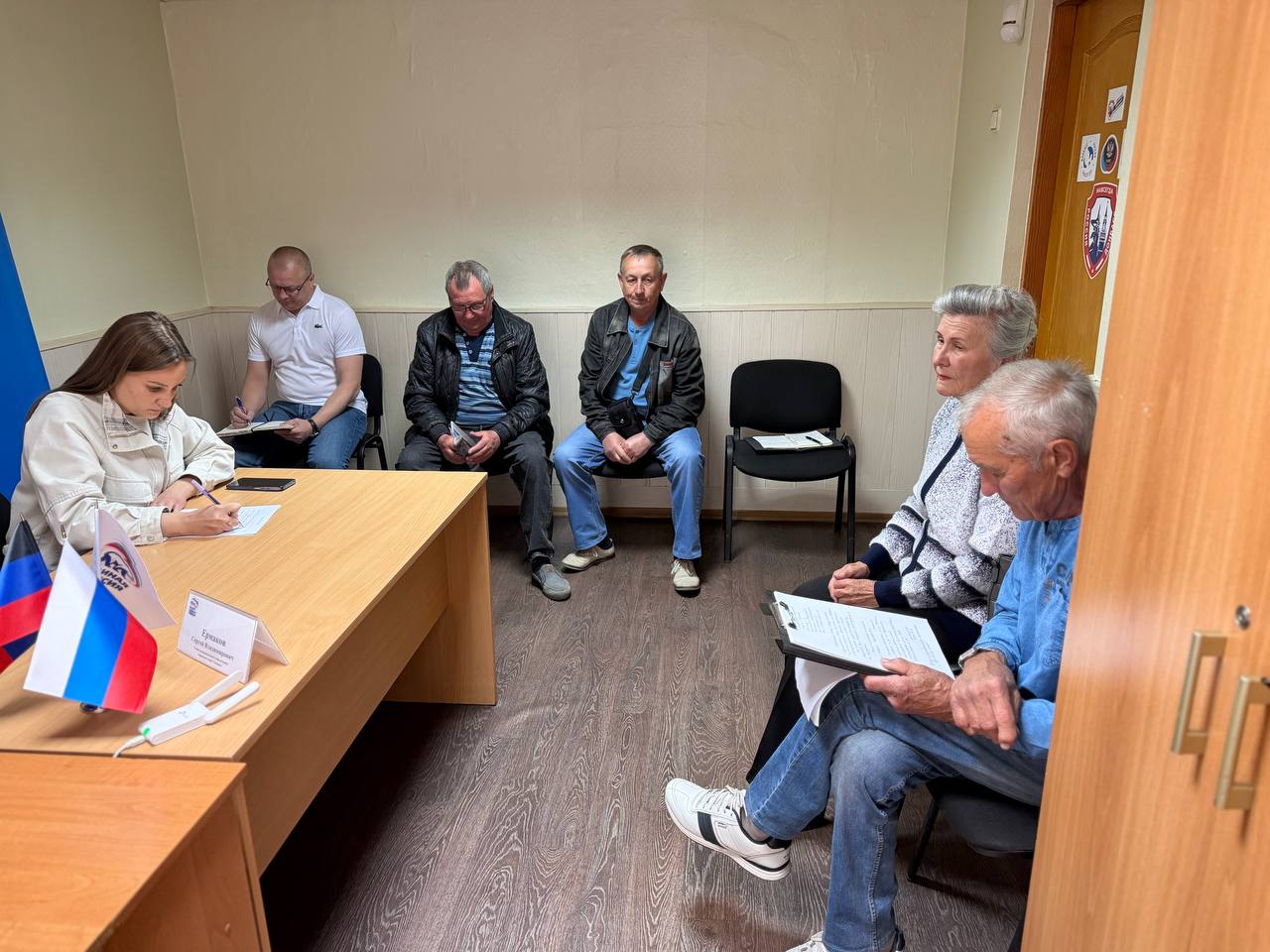 Приём граждан в общественной приёмной партии "Единая Россия" города Снежное Приём граждан в общественной приёмной партии "Единая Россия" города Снежное