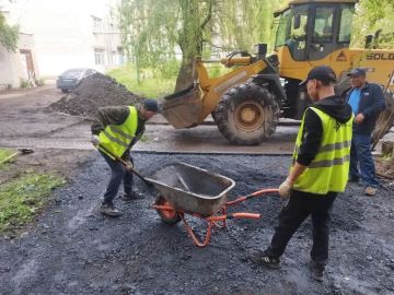 В Ленинском внутригородском районе, подрядной организацией ООО «ОВК-МОНТАЖ» выполнены работы по асфальтированию придомовой территории по улице Куприна, 26