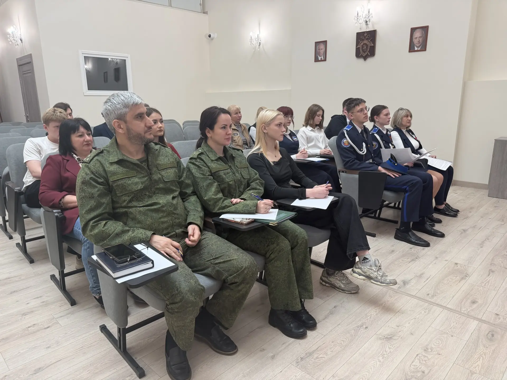 Сотрудники Следственного комитета России провели круглый стол для кадет по вопросам противодействия фальсификации истории Сотрудники Следственного комитета России провели круглый стол для кадет по вопросам противодействия фальсификации истории