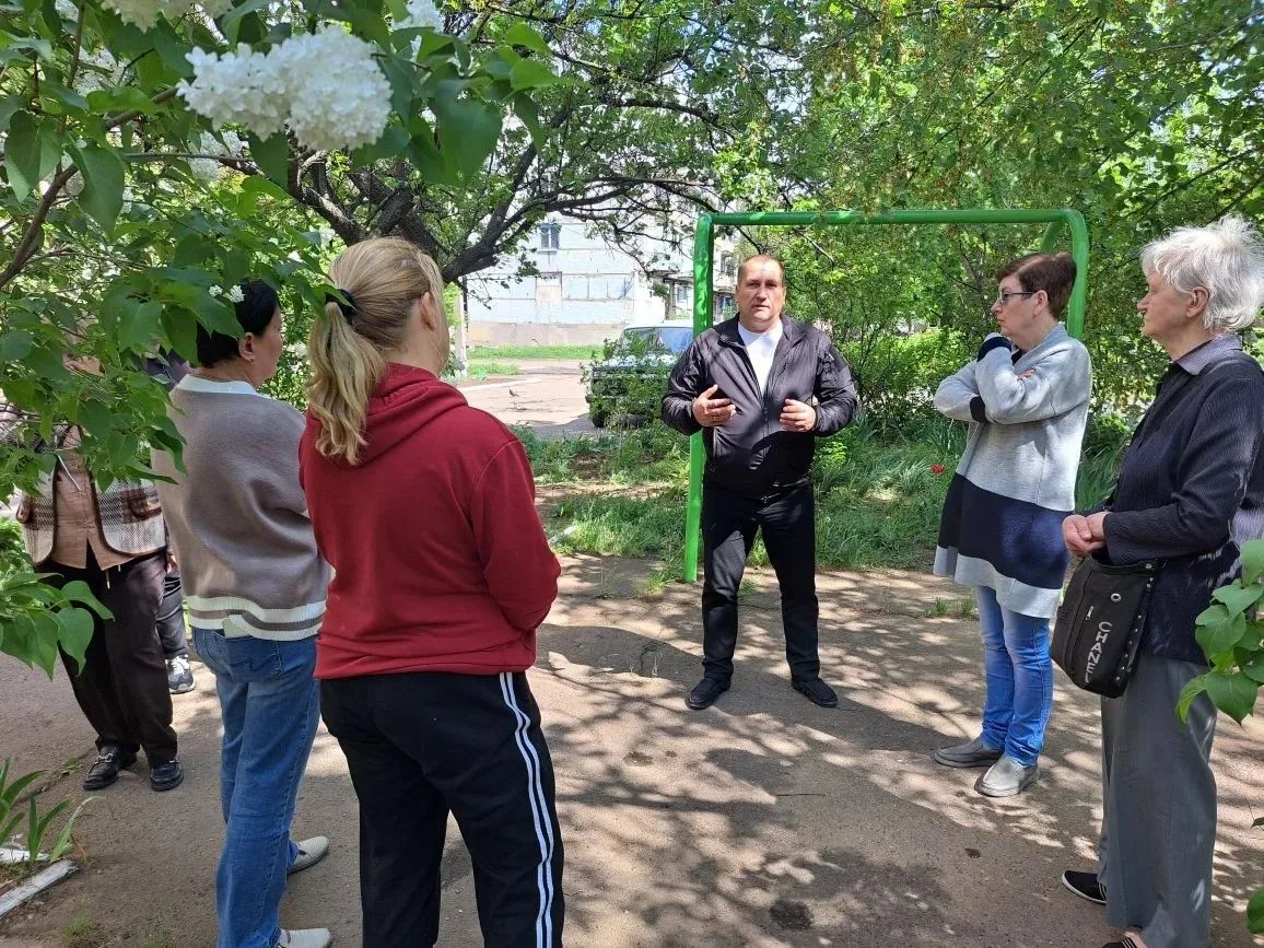 Сегодня, 15.05.2026, заместитель главы администрации городского округа Дебальцево Валерий Иванович Бессараб провел встречу с населением в городе Светлодарск Сегодня, 15.05.2026, заместитель главы администрации городского округа Дебальцево Валерий Иванович Бессараб провел встречу с населением в городе Светлодарск