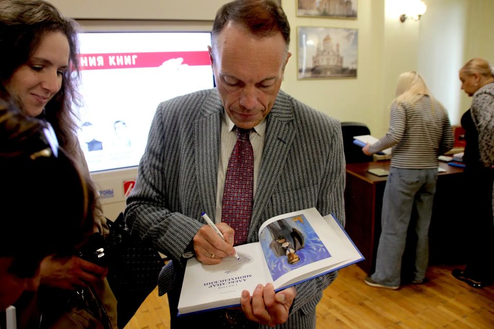 Акция дарения книг. В лекционном зале Донецкой республиканской универсальной научной библиотеки имени Н.К. Крупской в рамках просветительского проекта «Герои из Оренбуржья — герои Отечества Акция дарения книг. В лекционном зале Донецкой республиканской универсальной научной библиотеки имени Н.К. Крупской в рамках просветительского проекта «Герои из Оренбуржья — герои Отечества