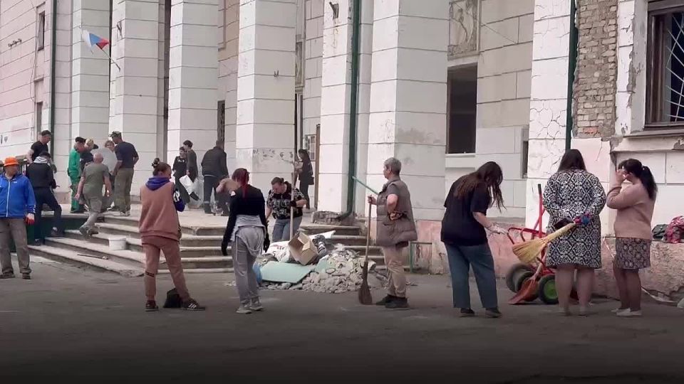 Жители Шахтерского округа наводят порядок в разрушенном обстрелами здании ДК