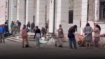 Жители Шахтерского округа наводят порядок в разрушенном обстрелами здании ДК