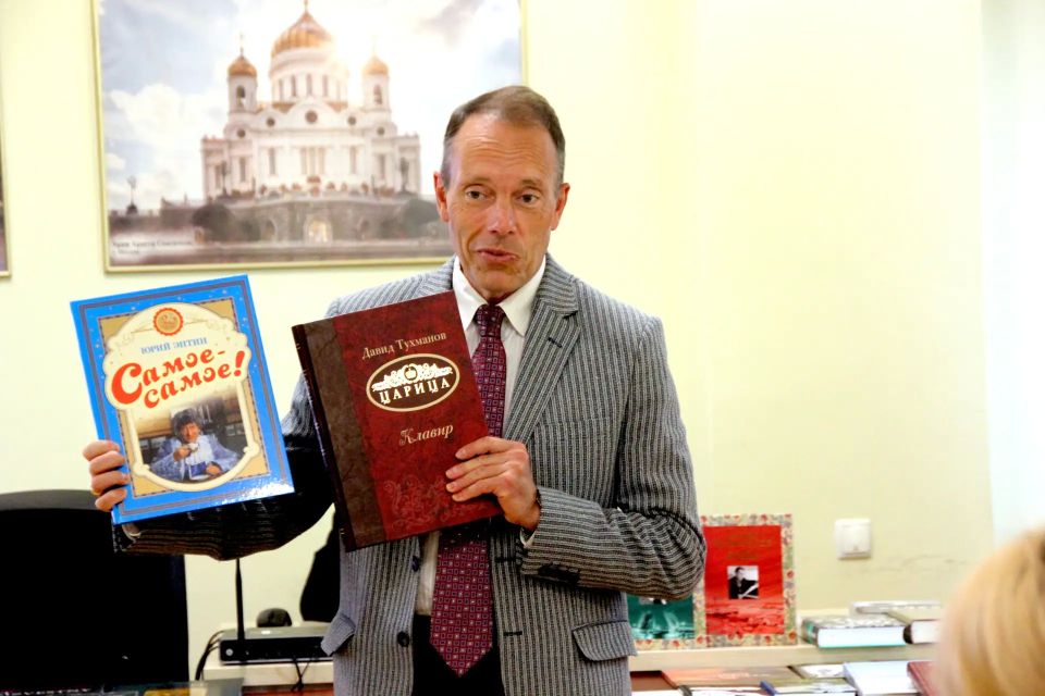 Акция дарения книг. В лекционном зале Донецкой республиканской универсальной научной библиотеки имени Н.К. Крупской в рамках просветительского проекта «Герои из Оренбуржья — герои Отечества