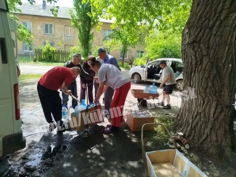 Алексей Кулемзин: Донецкие производители воды продолжают помогать Дончанам в условиях непростой ситуации с водоснабжением Алексей Кулемзин: Донецкие производители воды продолжают помогать Дончанам в условиях непростой ситуации с водоснабжением