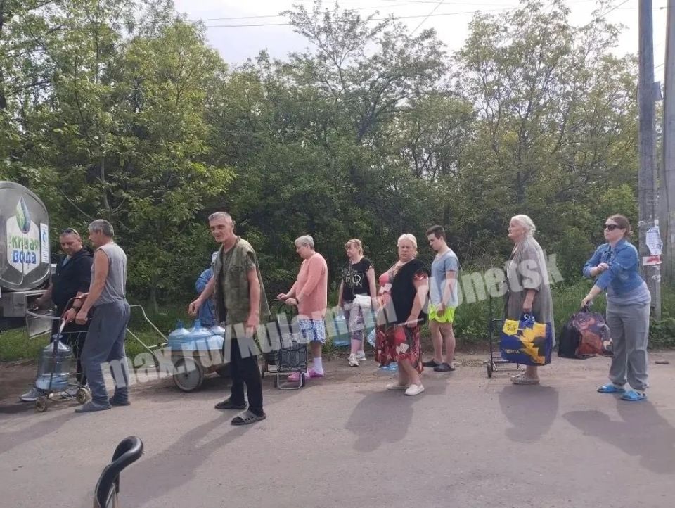 Алексей Кулемзин: Донецкие производители воды продолжают помогать Дончанам в условиях непростой ситуации с водоснабжением Алексей Кулемзин: Донецкие производители воды продолжают помогать Дончанам в условиях непростой ситуации с водоснабжением