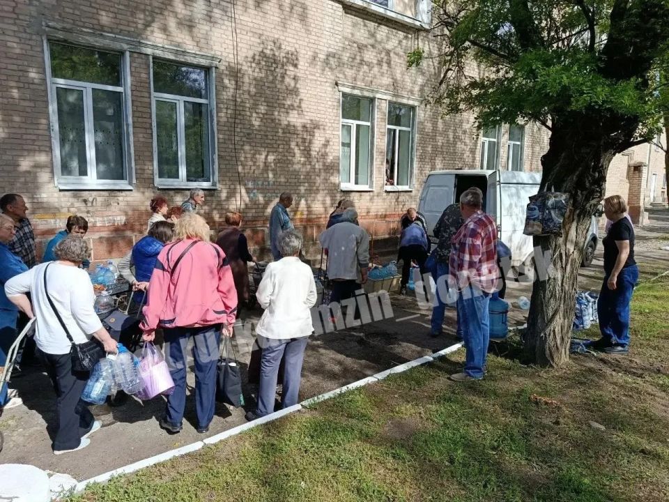Алексей Кулемзин: Донецкие производители воды продолжают помогать Дончанам в условиях непростой ситуации с водоснабжением Алексей Кулемзин: Донецкие производители воды продолжают помогать Дончанам в условиях непростой ситуации с водоснабжением