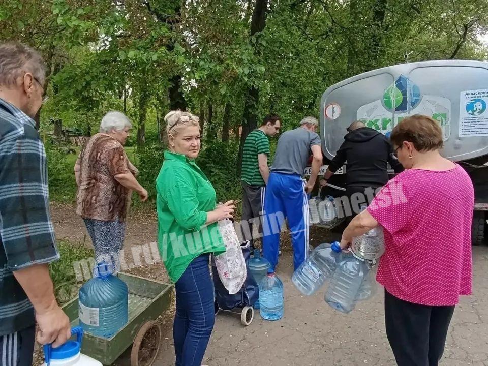 Алексей Кулемзин: Донецкие производители воды продолжают помогать Дончанам в условиях непростой ситуации с водоснабжением Алексей Кулемзин: Донецкие производители воды продолжают помогать Дончанам в условиях непростой ситуации с водоснабжением