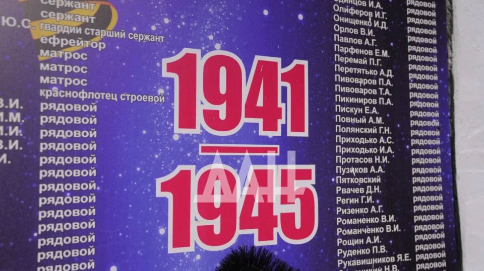 Шахтёры в бессмертии. В сквере шахты «Лидиевка» в Донецке стоит необычный памятник Шахтёры в бессмертии. В сквере шахты «Лидиевка» в Донецке стоит необычный памятник