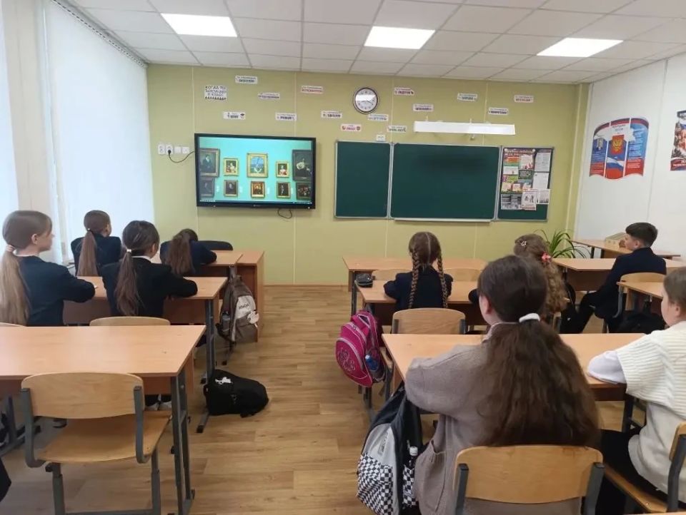 «Разговоры о важном». Новая учебная неделя в нашей гимназии началась традиционно с линейки и почётного права выноса флага Российской Федерации и флага Донецкой Народной Республики юнармейцами ВПК «Юные патриоты Донбасса»... «Разговоры о важном». Новая учебная неделя в нашей гимназии началась традиционно с линейки и почётного права выноса флага Российской Федерации и флага Донецкой Народной Республики юнармейцами ВПК «Юные патриоты Донбасса»...