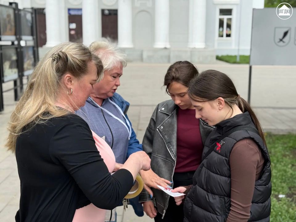 Сотрудники Харцызского городского Дворца культуры присоединились к акции, приуроченной ко Дню памяти людей, умерших от СПИДа Сотрудники Харцызского городского Дворца культуры присоединились к акции, приуроченной ко Дню памяти людей, умерших от СПИДа