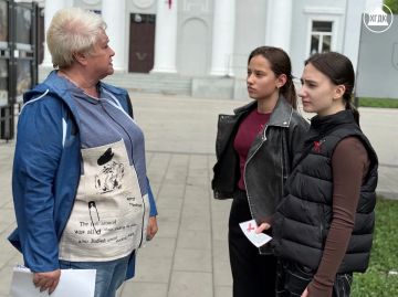 Сотрудники Харцызского городского Дворца культуры присоединились к акции, приуроченной ко Дню памяти людей, умерших от СПИДа