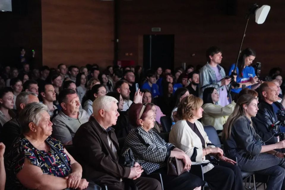 Вице-премьер Кирилл Макаров посетил презентацию игрового проекта «КУИНДЖИ, 93», посвящённого событиям весны 2022 года в Мариуполе Вице-премьер Кирилл Макаров посетил презентацию игрового проекта «КУИНДЖИ, 93», посвящённого событиям весны 2022 года в Мариуполе