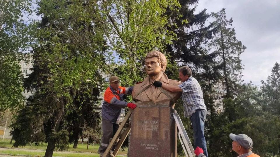 Из оккупированного ВСУ Краматорска в ДНР начали вывозить памятники Из оккупированного ВСУ Краматорска в ДНР начали вывозить памятники