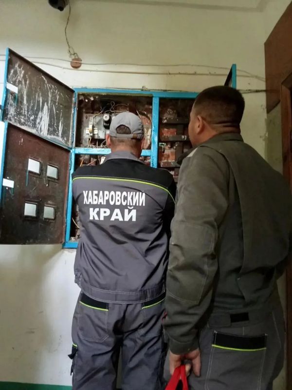 Специалисты Хабаровского края обслужили проводку в доме Дебальцево Специалисты Хабаровского края обслужили проводку в доме Дебальцево