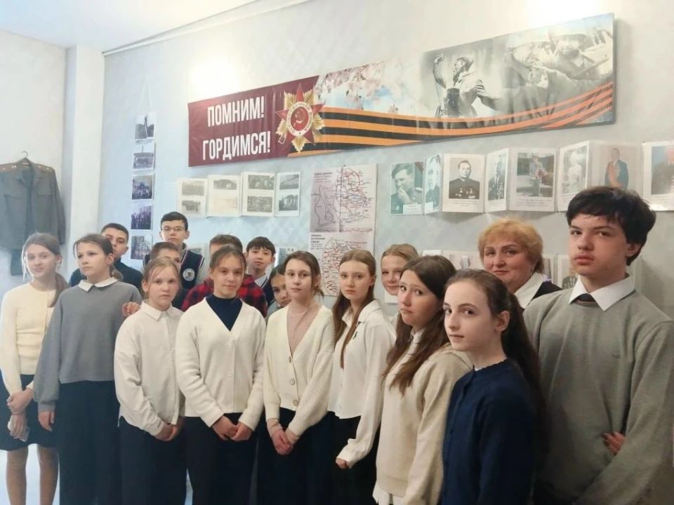 Ученики школ №2 и №6 Ясиноватского муниципального округа посетили школьный музей ГБОУ «Школа №4 Ясиноватского МО» — и это стало настоящим путешествием во времени! Встреча прошла при поддержке партийного проекта «Единой... Ученики школ №2 и №6 Ясиноватского муниципального округа посетили школьный музей ГБОУ «Школа №4 Ясиноватского МО» — и это стало настоящим путешествием во времени! Встреча прошла при поддержке партийного проекта «Единой...