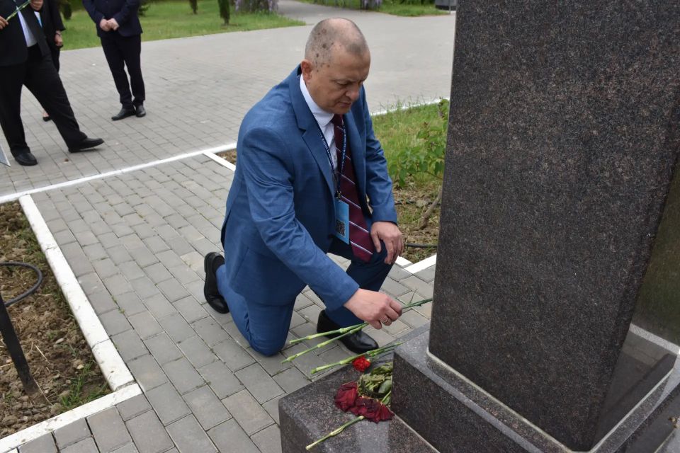 Дмитрий Огилец: Возложили цветы к памятным местам Дмитрий Огилец: Возложили цветы к памятным местам