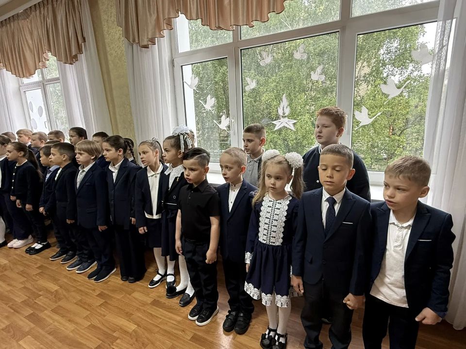 «Разговоры о важном». Новая учебная неделя в нашей гимназии началась традиционно с линейки и почётного права выноса флага Российской Федерации и флага Донецкой Народной Республики юнармейцами ВПК «Юные патриоты Донбасса»... «Разговоры о важном». Новая учебная неделя в нашей гимназии началась традиционно с линейки и почётного права выноса флага Российской Федерации и флага Донецкой Народной Республики юнармейцами ВПК «Юные патриоты Донбасса»...