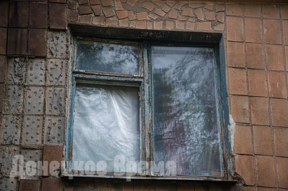 Пока само рухнуло: жильцы дома № 10 по улице Римского-Корсакова в Донецке почти три года добивались сноса дерева Пока само рухнуло: жильцы дома № 10 по улице Римского-Корсакова в Донецке почти три года добивались сноса дерева