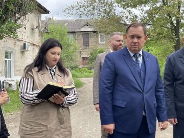 Анна Кондрыкинская и Алексей Муратов провели встречу с гражданами Енакиево