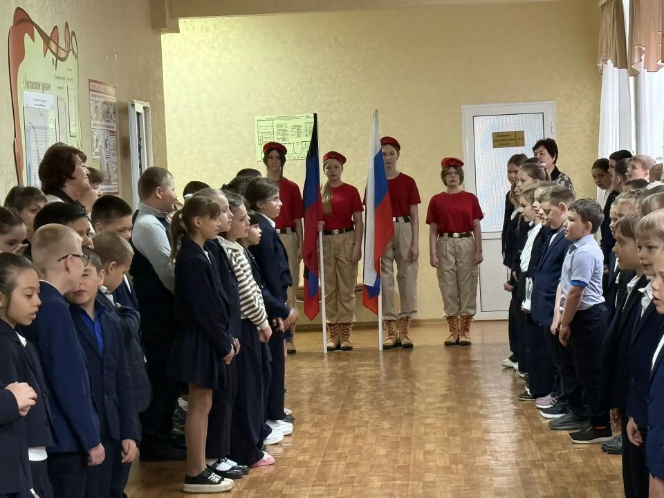 «Разговоры о важном». Новая учебная неделя в нашей гимназии началась традиционно с линейки и почётного права выноса флага Российской Федерации и флага Донецкой Народной Республики юнармейцами ВПК «Юные патриоты Донбасса»... «Разговоры о важном». Новая учебная неделя в нашей гимназии началась традиционно с линейки и почётного права выноса флага Российской Федерации и флага Донецкой Народной Республики юнармейцами ВПК «Юные патриоты Донбасса»...