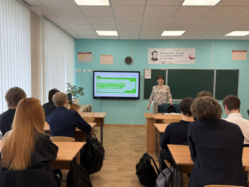 «Разговоры о важном». Новая учебная неделя в нашей гимназии началась традиционно с линейки и почётного права выноса флага Российской Федерации и флага Донецкой Народной Республики юнармейцами ВПК «Юные патриоты Донбасса»... «Разговоры о важном». Новая учебная неделя в нашей гимназии началась традиционно с линейки и почётного права выноса флага Российской Федерации и флага Донецкой Народной Республики юнармейцами ВПК «Юные патриоты Донбасса»...