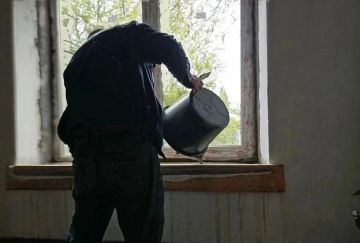 Рабочие Хабаровского края продолжают ремонт в доме на улице Узловой в Дебальцево