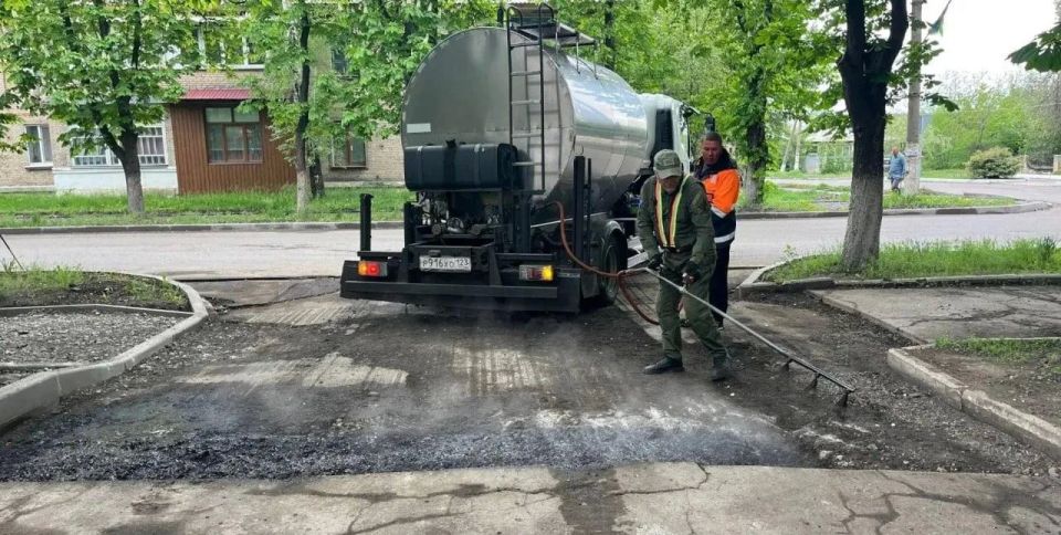 Рабочие Хабаровского края провели ремонт участка дороги на улице Ленина в Дебальцево Рабочие Хабаровского края провели ремонт участка дороги на улице Ленина в Дебальцево