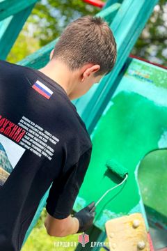 Делаем мир ярче!. В рамках проекта «ДобровольчествоНД» дружинники провели благоустройство одной из детских площадок, обновив ее внешний вид