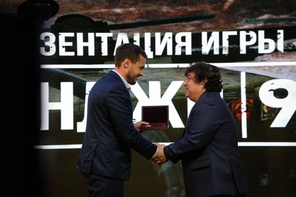 Вице-премьер Кирилл Макаров посетил презентацию игрового проекта «КУИНДЖИ, 93», посвящённого событиям весны 2022 года в Мариуполе Вице-премьер Кирилл Макаров посетил презентацию игрового проекта «КУИНДЖИ, 93», посвящённого событиям весны 2022 года в Мариуполе