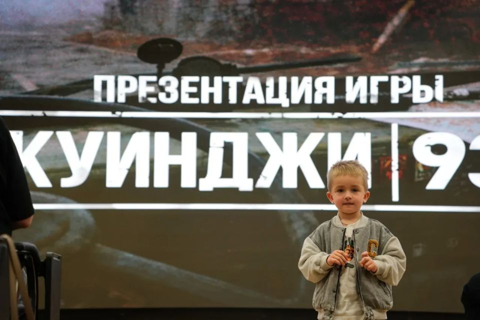 Вице-премьер Кирилл Макаров посетил презентацию игрового проекта «КУИНДЖИ, 93», посвящённого событиям весны 2022 года в Мариуполе Вице-премьер Кирилл Макаров посетил презентацию игрового проекта «КУИНДЖИ, 93», посвящённого событиям весны 2022 года в Мариуполе