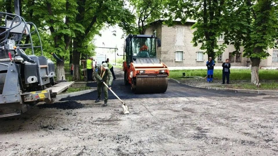 Рабочие Хабаровского края провели ремонт участка дороги на улице Ленина в Дебальцево Рабочие Хабаровского края провели ремонт участка дороги на улице Ленина в Дебальцево