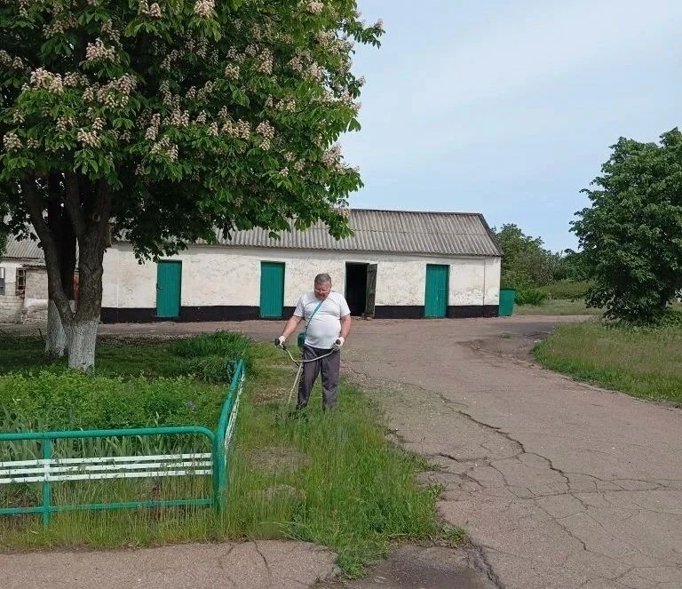 Сегодня, 18 мая, с целью приведения территории в надлежащее санитарное состояние в Кировском внутригородском районе города Макеевки предприятиями, организациями и учреждениями района продолжаются работы по покосу травы Сегодня, 18 мая, с целью приведения территории в надлежащее санитарное состояние в Кировском внутригородском районе города Макеевки предприятиями, организациями и учреждениями района продолжаются работы по покосу травы