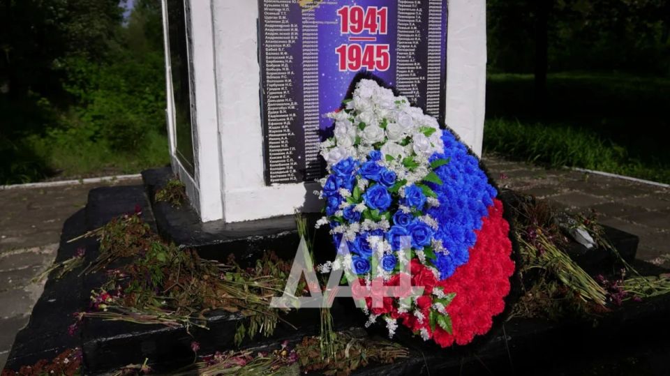 Шахтёры в бессмертии. В сквере шахты «Лидиевка» в Донецке стоит необычный памятник Шахтёры в бессмертии. В сквере шахты «Лидиевка» в Донецке стоит необычный памятник
