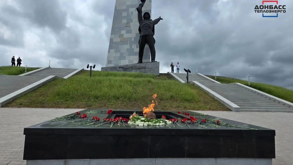 НА ВЫСОТЕ ПАМЯТИ: КОЛЛЕКТИВ «ДОНЕЦКТЕПЛОСЕТЬ» ПОСЕТИЛ ЛЕГЕНДАРНУЮ САУР-МОГИЛУ НА ВЫСОТЕ ПАМЯТИ: КОЛЛЕКТИВ «ДОНЕЦКТЕПЛОСЕТЬ» ПОСЕТИЛ ЛЕГЕНДАРНУЮ САУР-МОГИЛУ