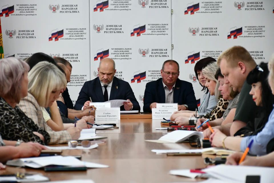 Сегодня, 18 мая глава муниципального образования городского округа Дебальцево Сергей Викторович Желновач провел аппаратное совещание Сегодня, 18 мая глава муниципального образования городского округа Дебальцево Сергей Викторович Желновач провел аппаратное совещание